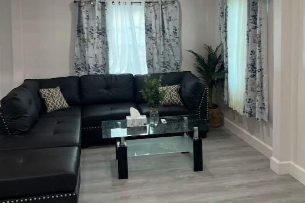 Photo of Livingroom in Lawndale