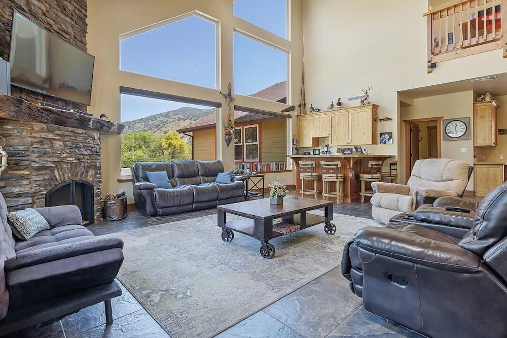 Photo of Livingroom in Springville