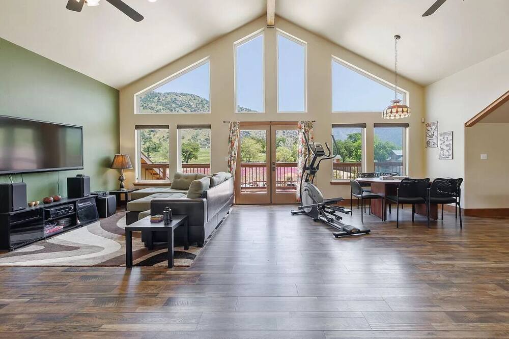 Photo of Livingroom in Springville