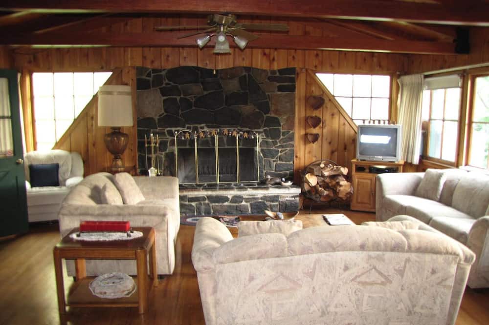 Photo of Livingroom in Kernville