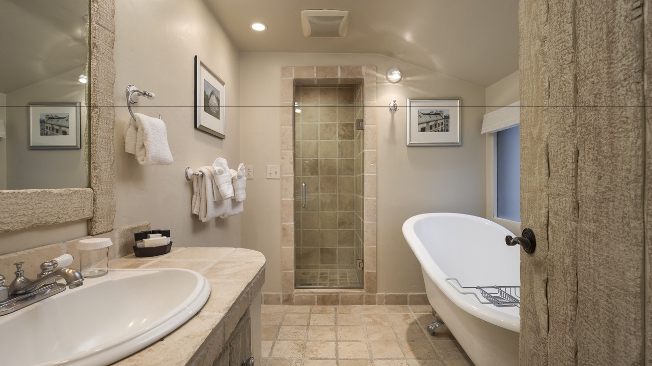 Photo of Bathroom in Golden Rectangle