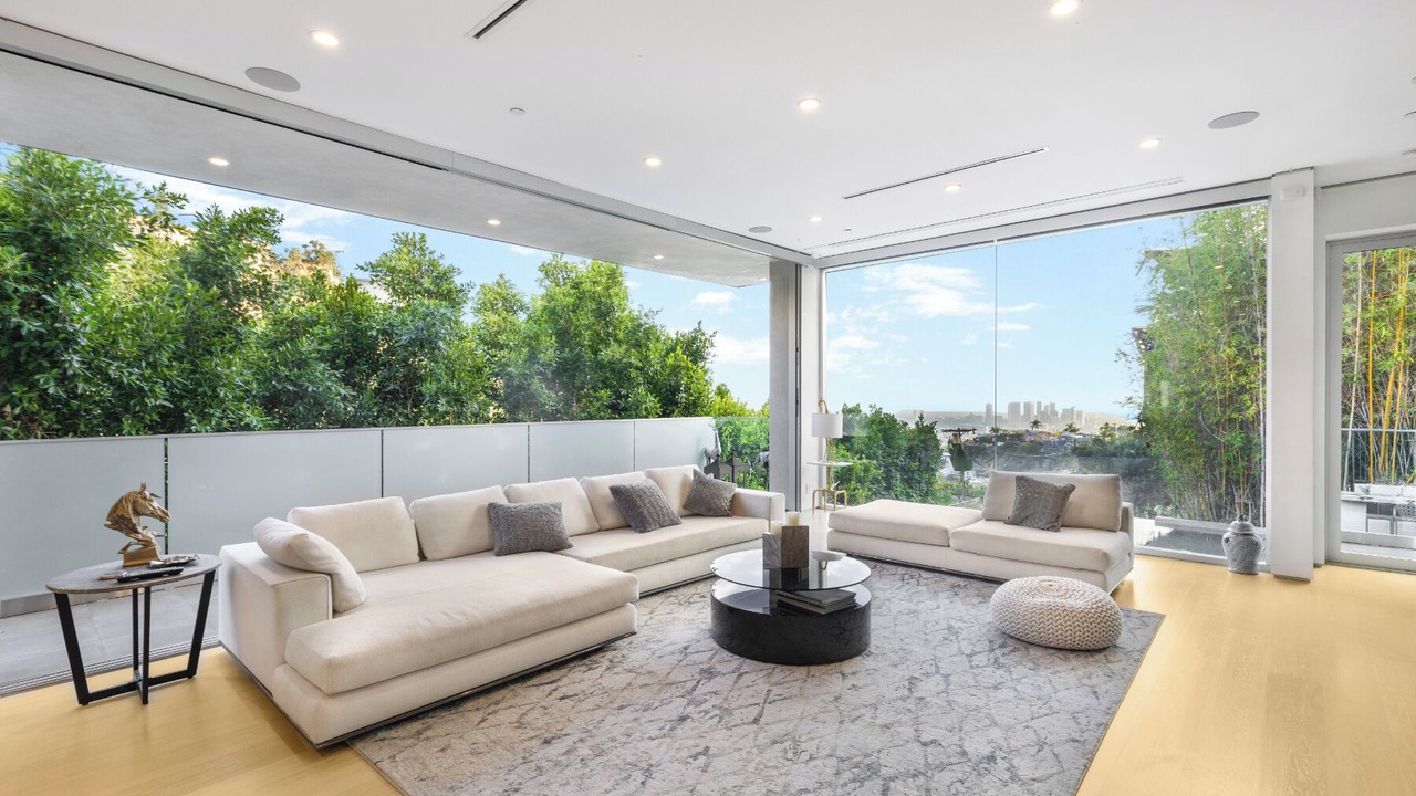 Photo of Livingroom in Hollywood Hills West