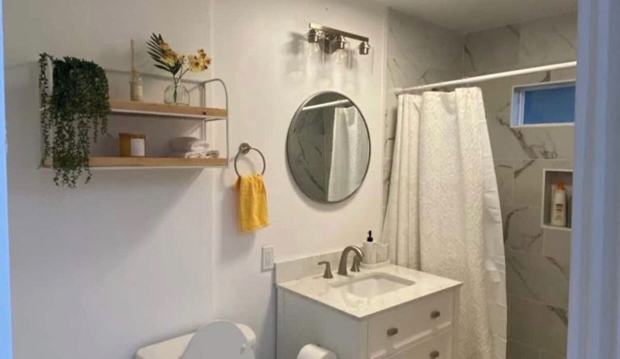 Photo of Bathroom in Harbor Gateway South