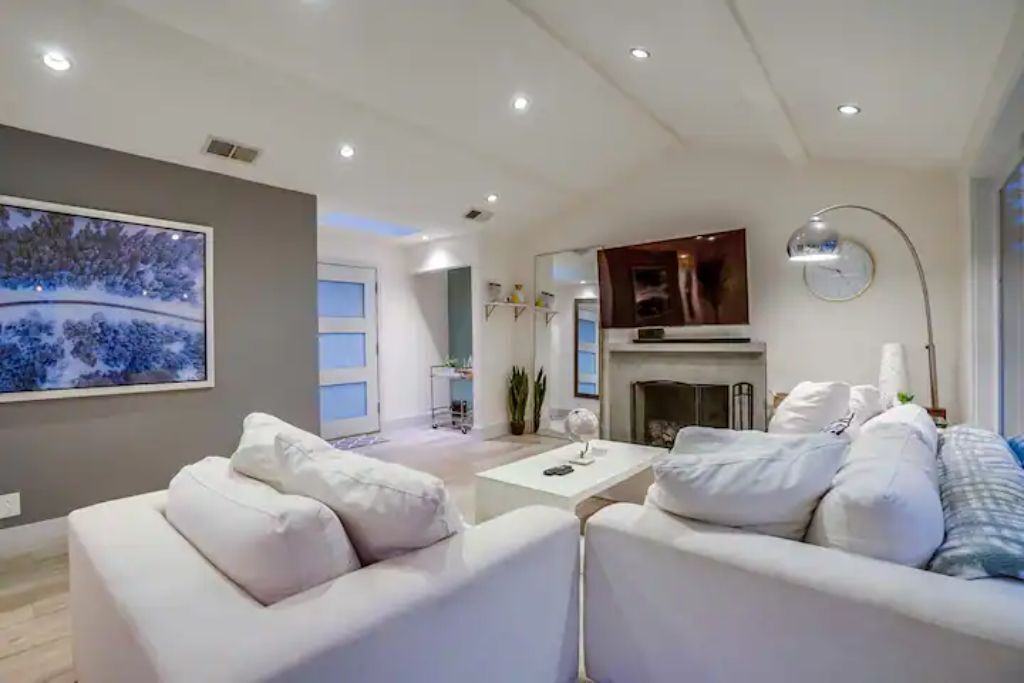 Photo of Livingroom in Hollywood Hills West