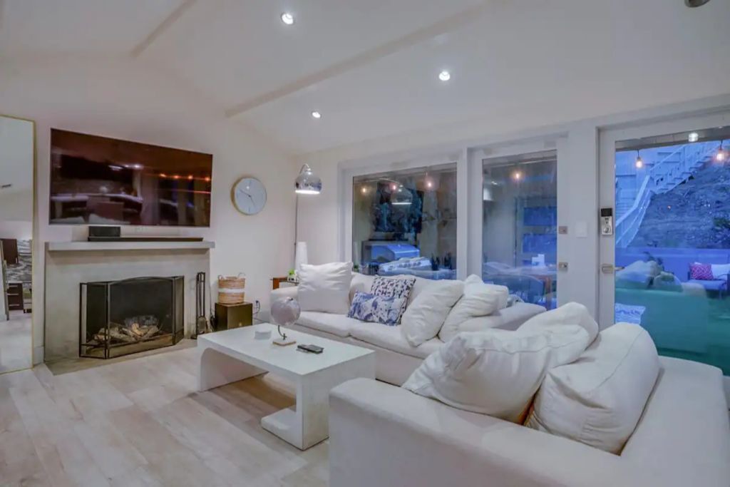 Photo of Livingroom in Hollywood Hills West