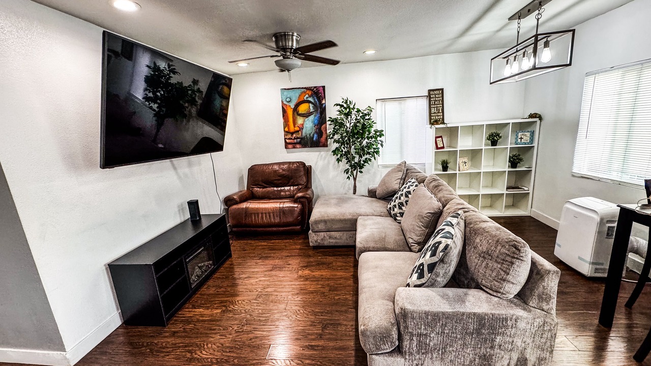 Photo of Livingroom in Compton