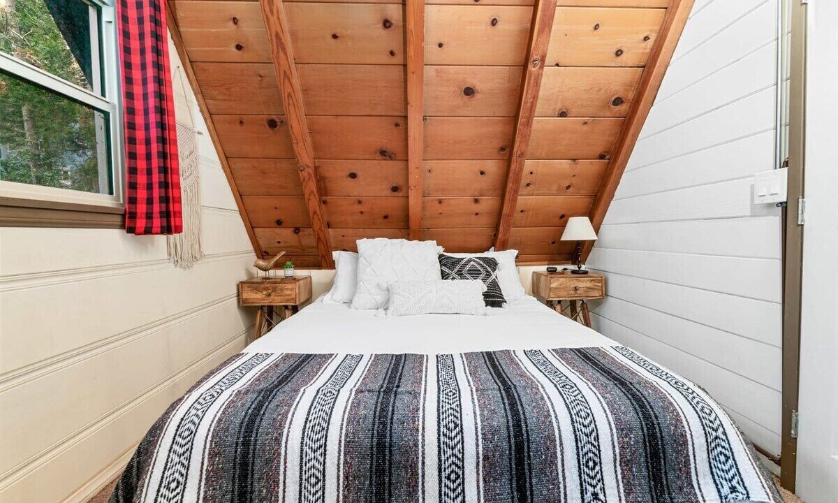 Photo of Bedroom in Crestline