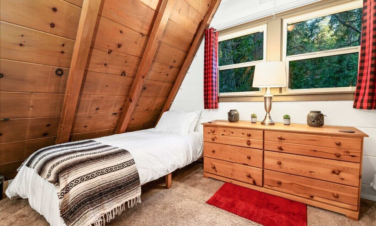 Photo of Bedroom in Crestline