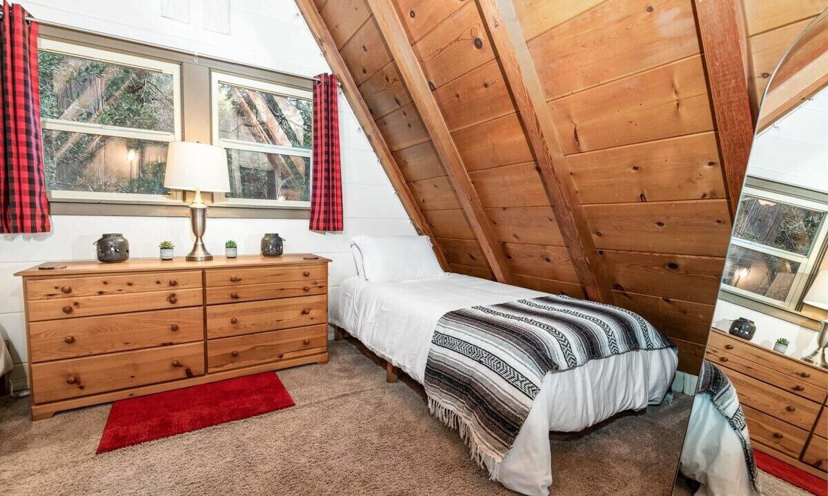 Photo of Bedroom in Crestline