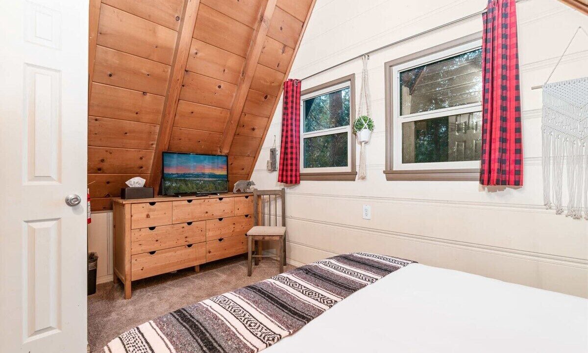 Photo of Bedroom in Crestline