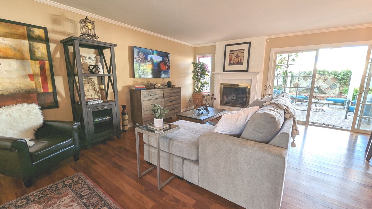 Photo of Livingroom in Encino Village