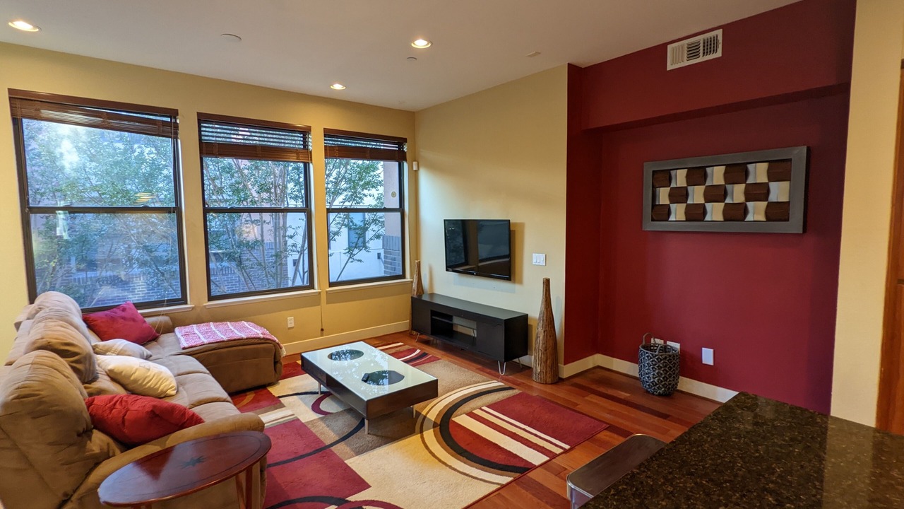 Photo of Livingroom in Southwest Berkeley
