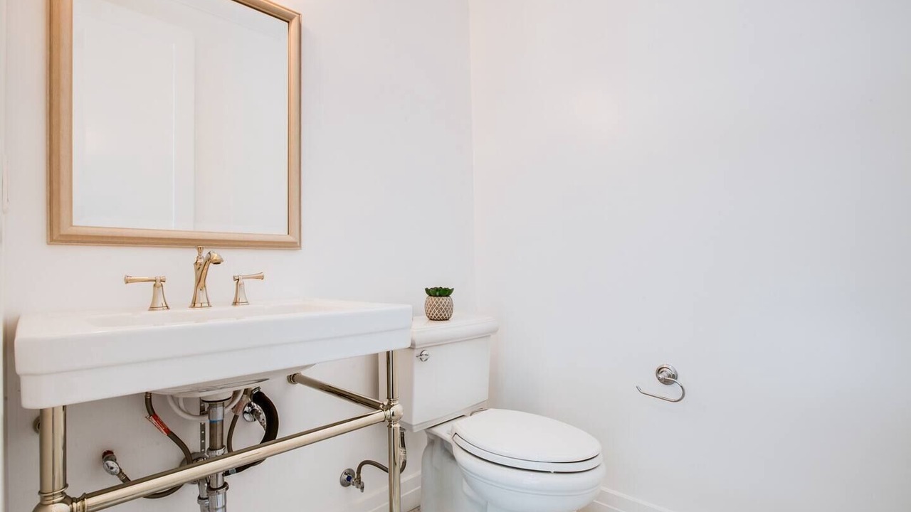 Photo of Bathroom in Lamanda Park