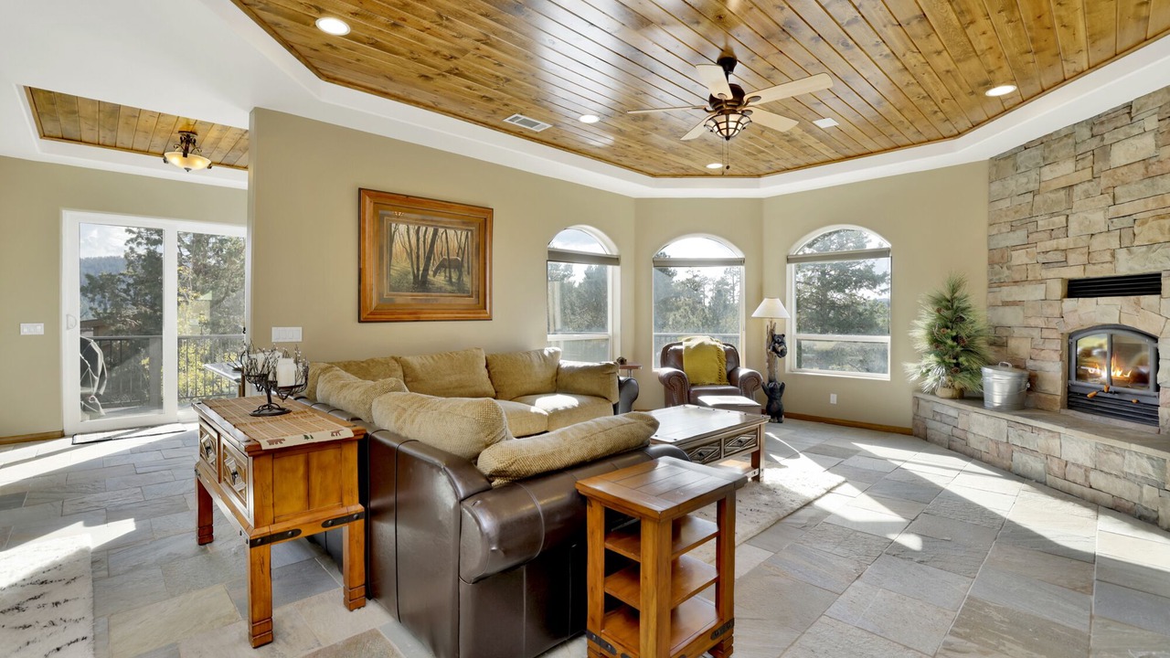 Photo of Livingroom in Castle Glen Estates