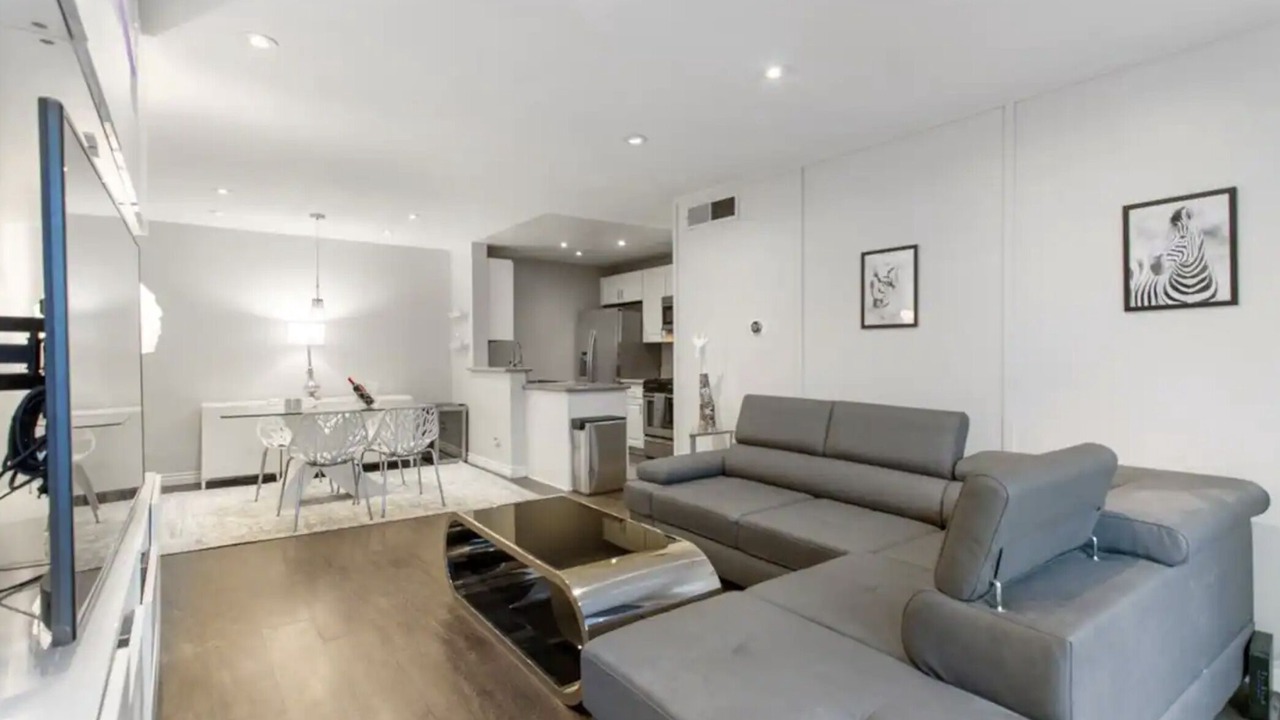 Photo of Livingroom in Tarzana