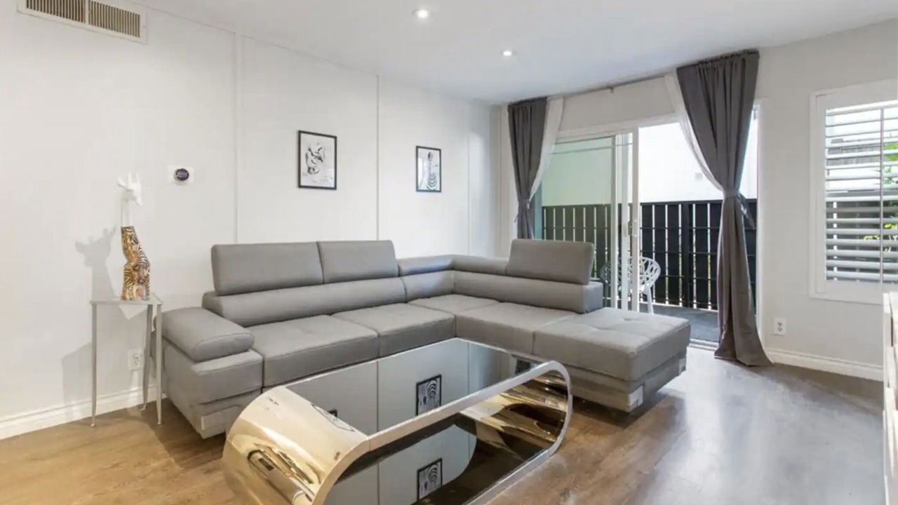Photo of Livingroom in Tarzana