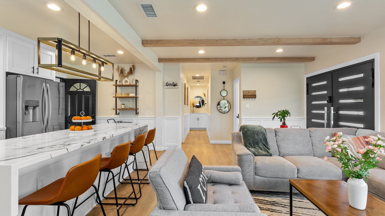 Photo of Livingroom in Midway City