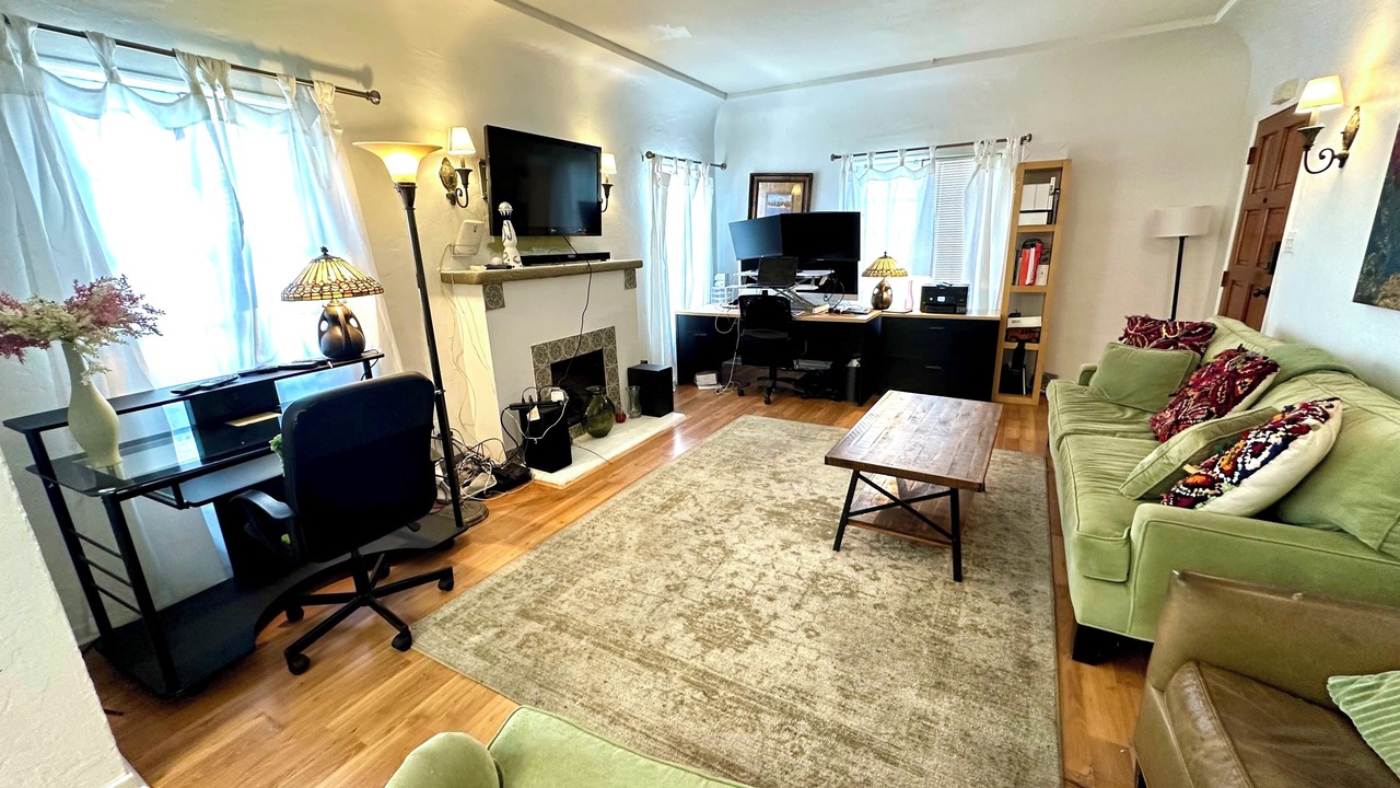 Photo of Livingroom in Greater Wilshire - Hancock Park
