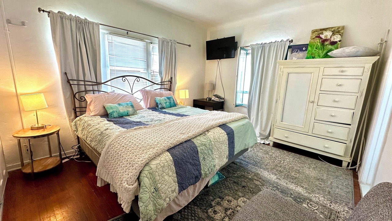 Photo of Bedroom in Greater Wilshire - Hancock Park