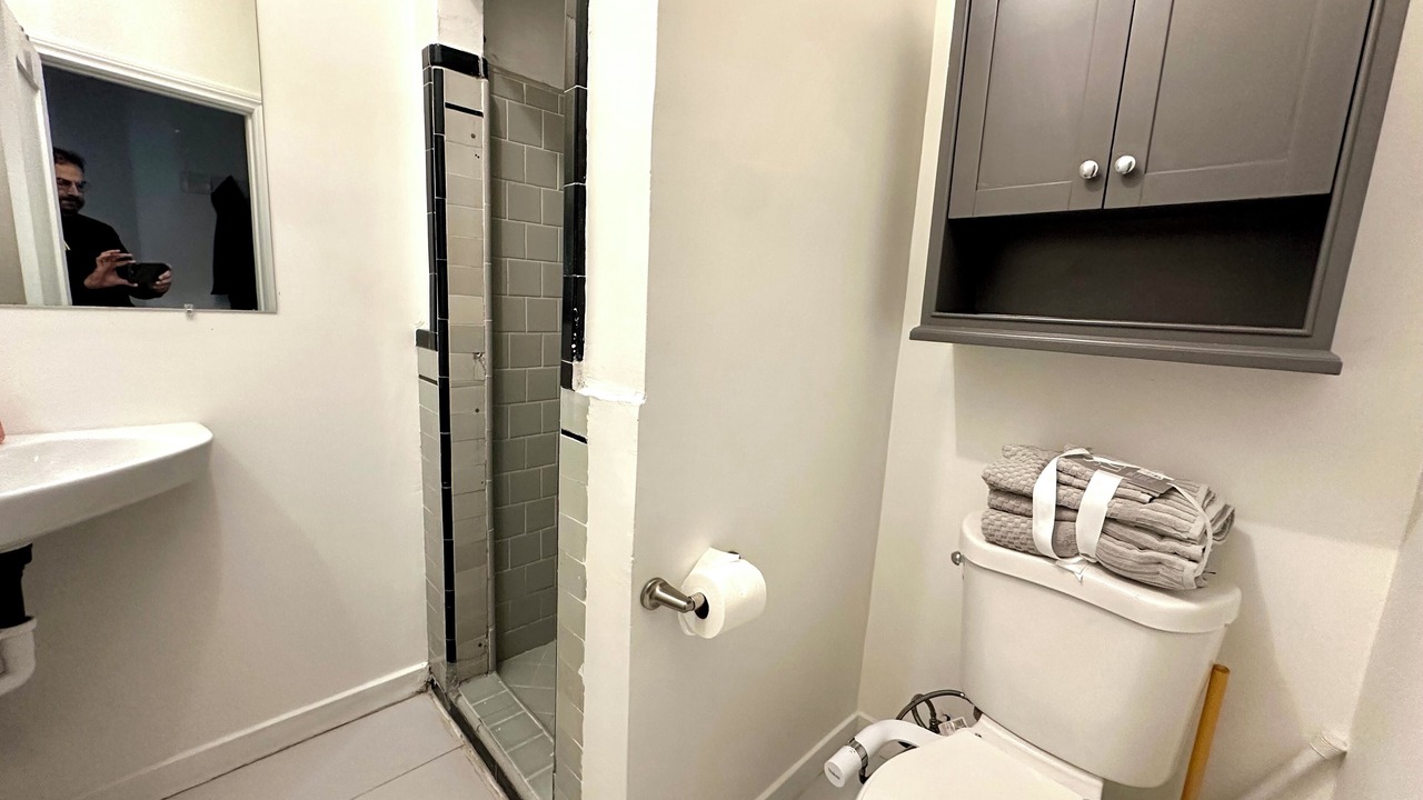 Photo of Bathroom in Greater Wilshire - Hancock Park