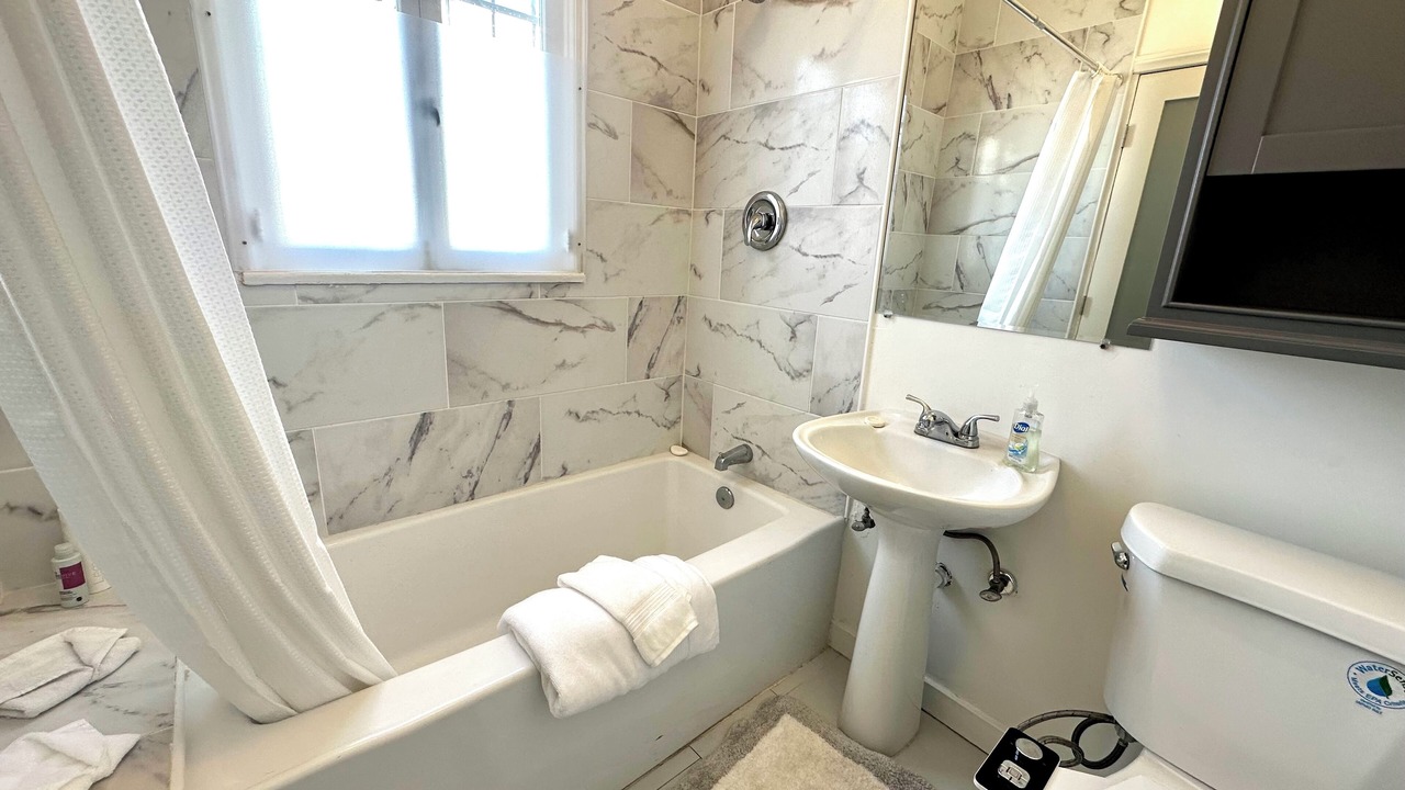 Photo of Bathroom in Greater Wilshire - Hancock Park