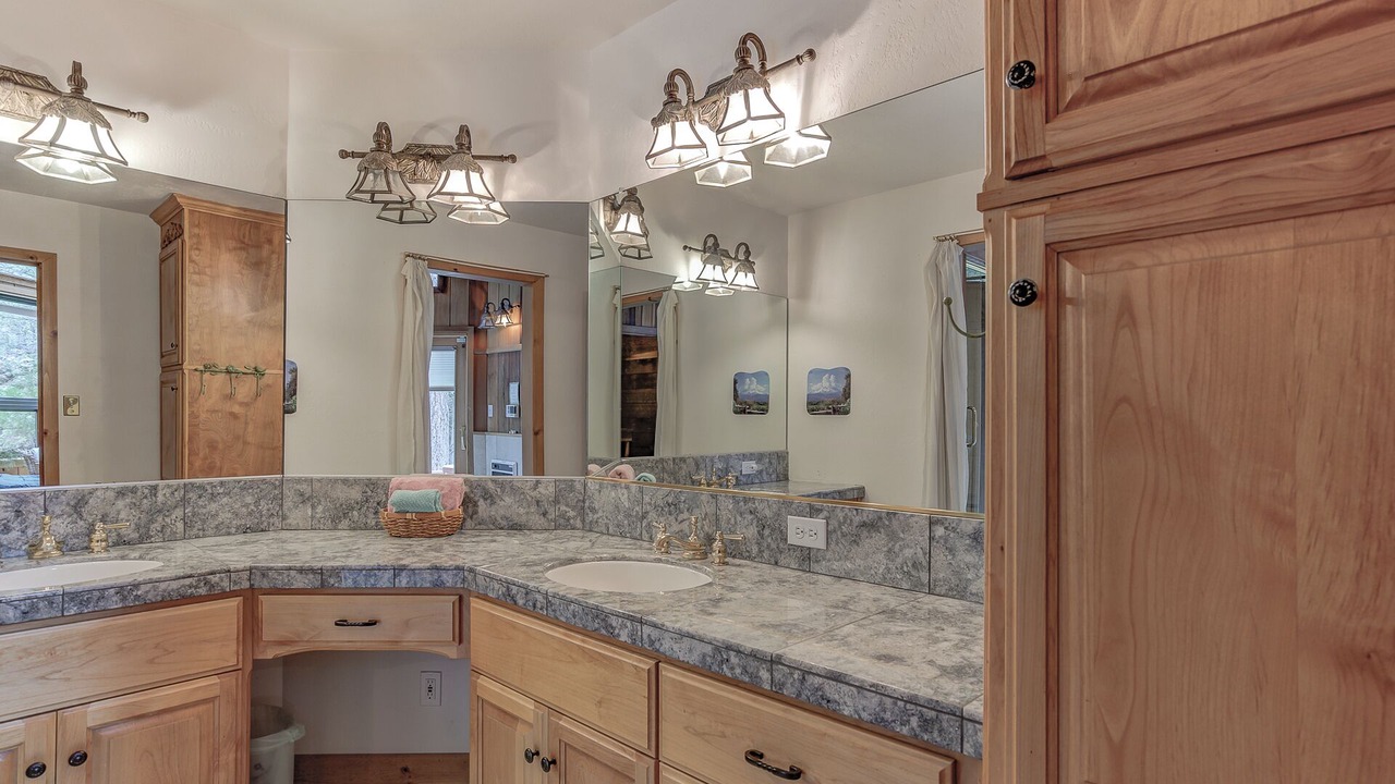 Photo of Bathroom in Weed