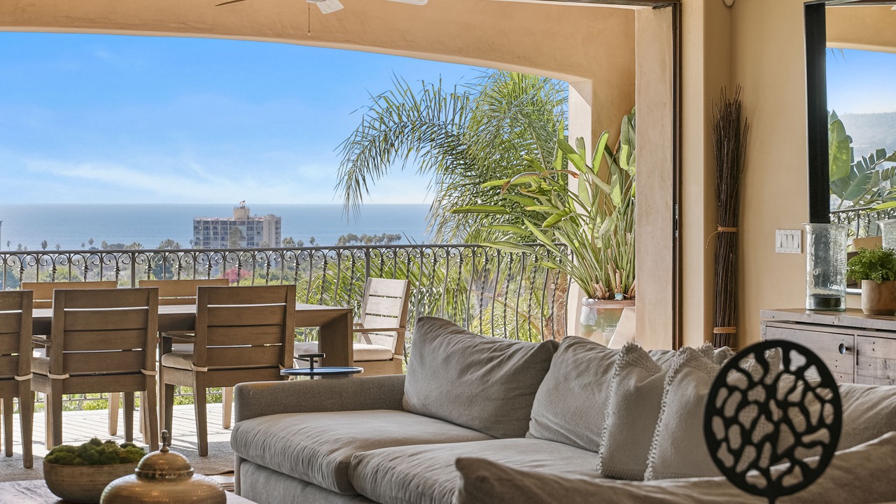 Photo of Livingroom in North Pacific Beach