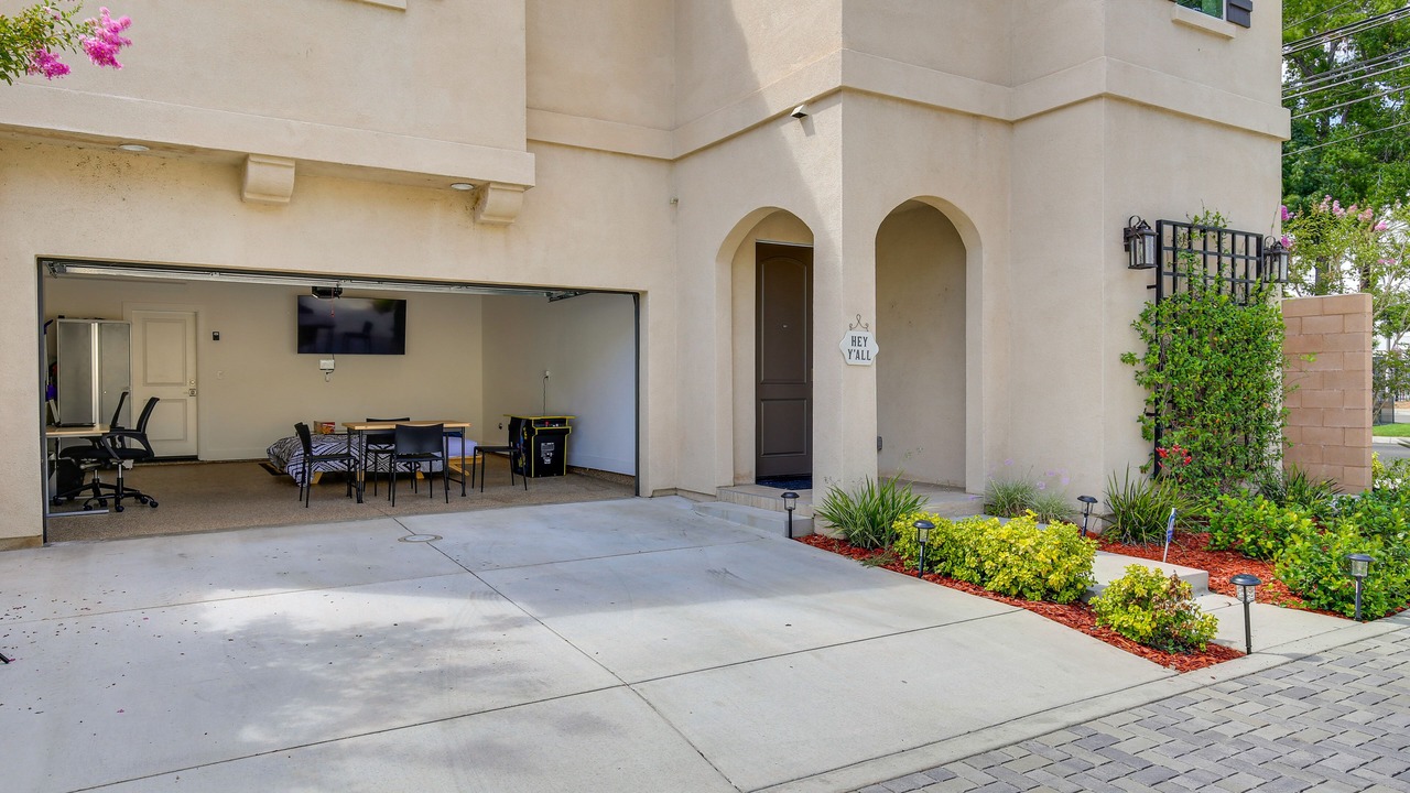 Photo of Outdoor in Paramount