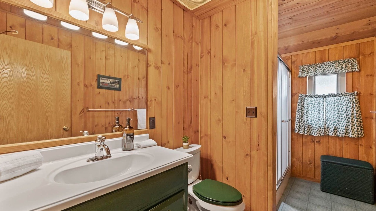 Photo of Bathroom in Strawberry