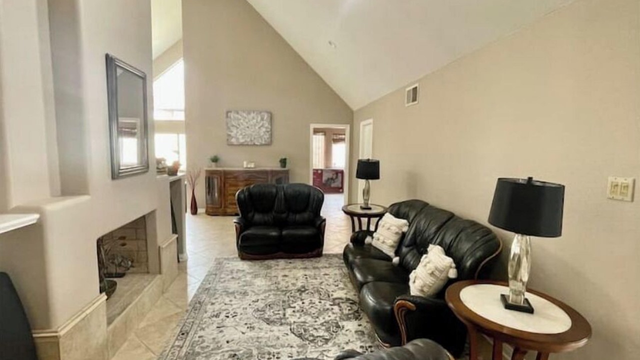 Photo of Livingroom in Chatsworth