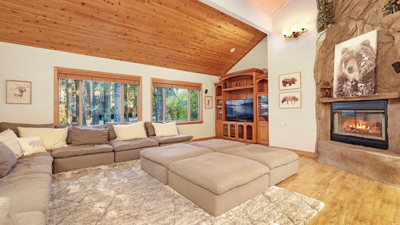 Photo of Livingroom in Summit Estates