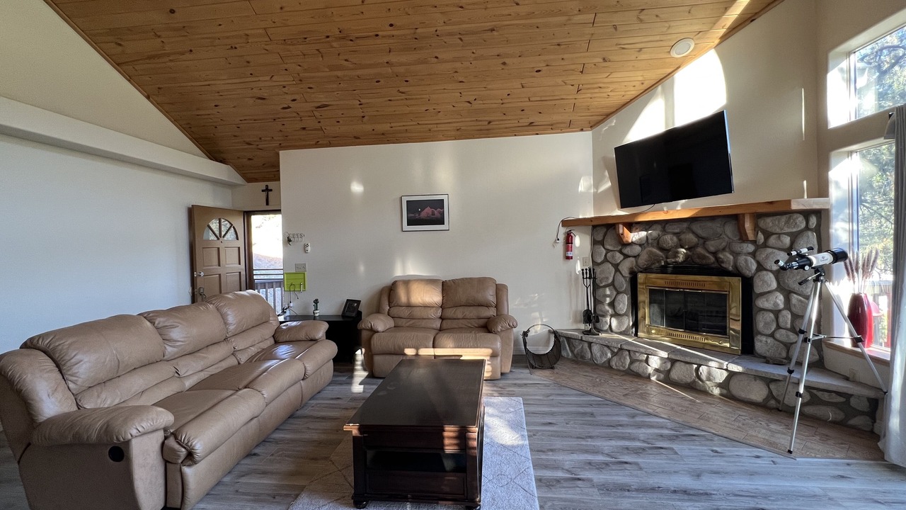Photo of Livingroom in Frazier Park