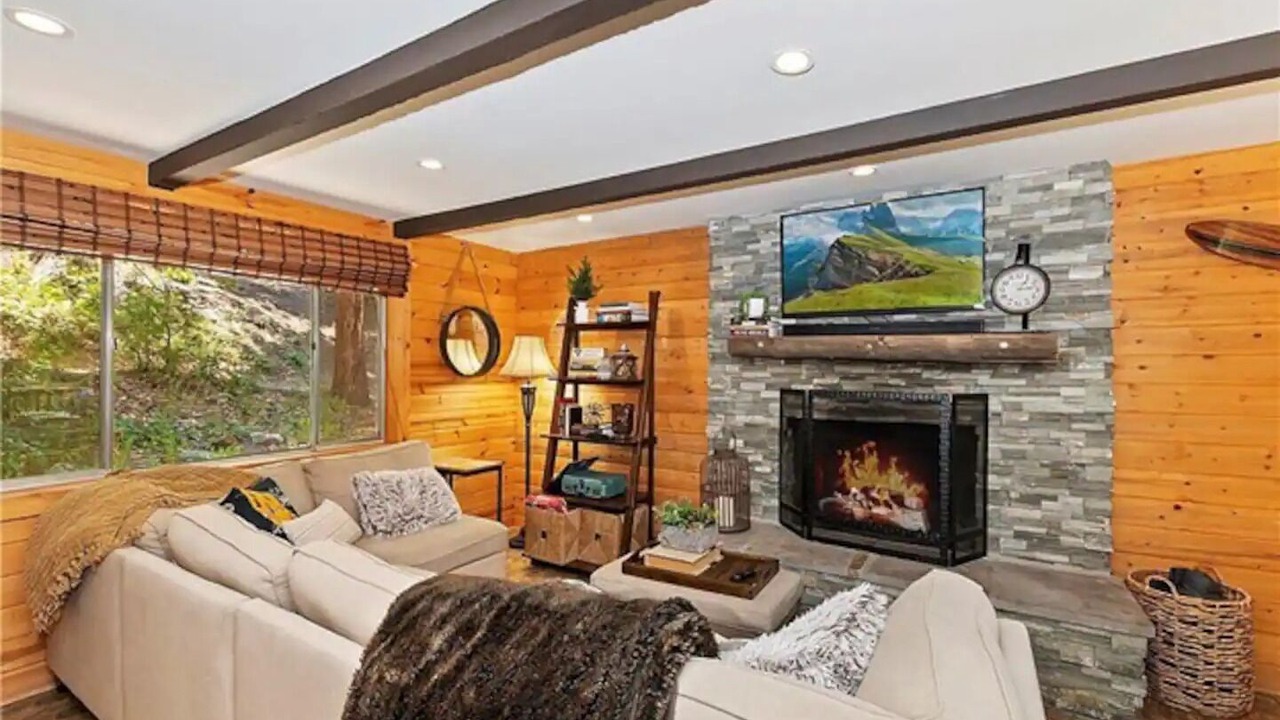 Photo of Livingroom in Lake Arrowhead