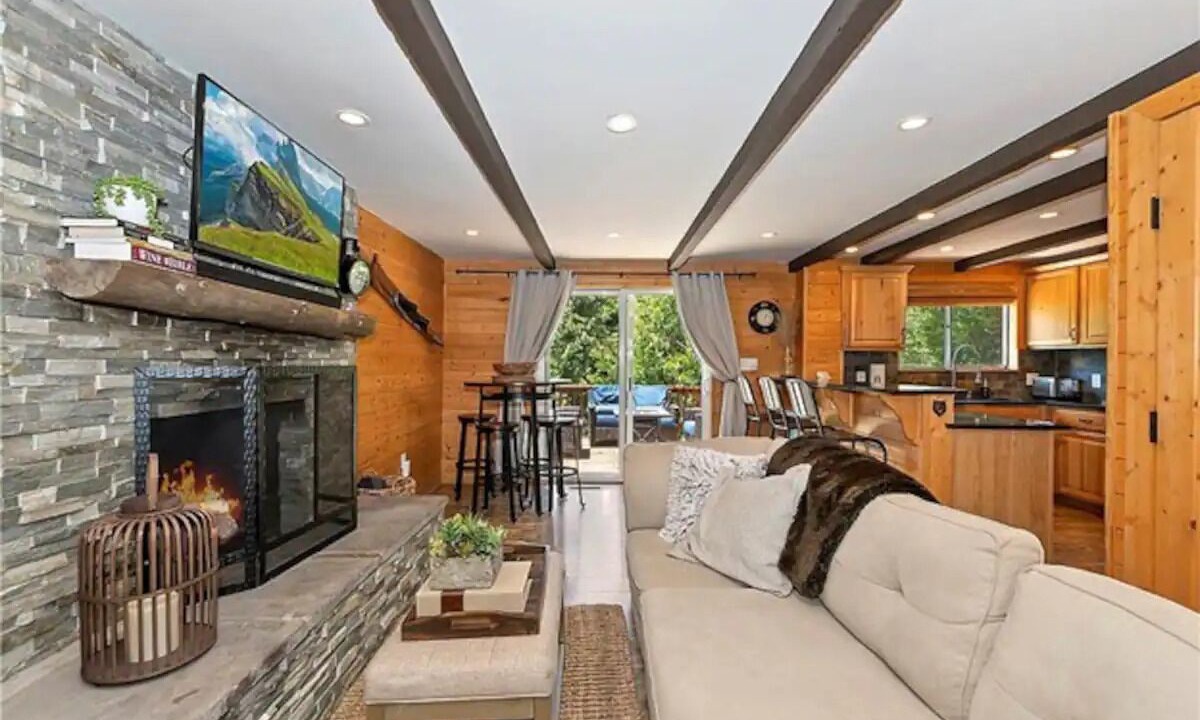Photo of Livingroom in Lake Arrowhead