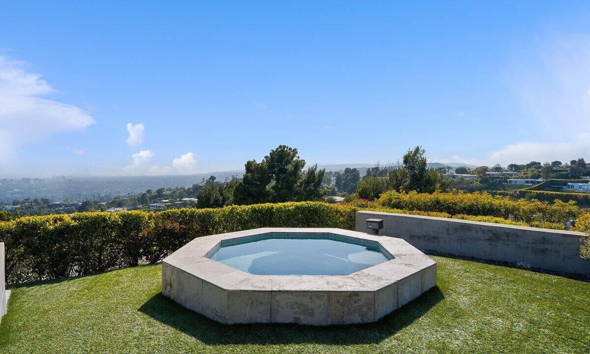 Photo of Outdoor in Trousdale Estates