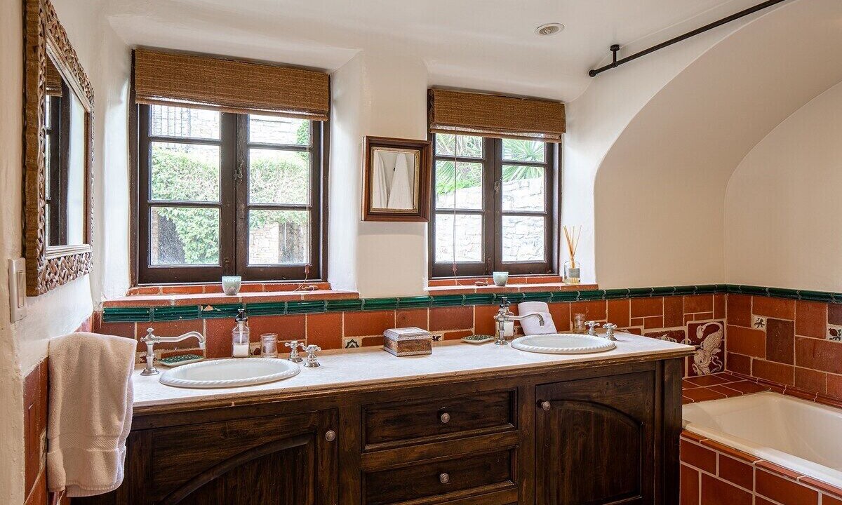 Photo of Bathroom in Golden Rectangle