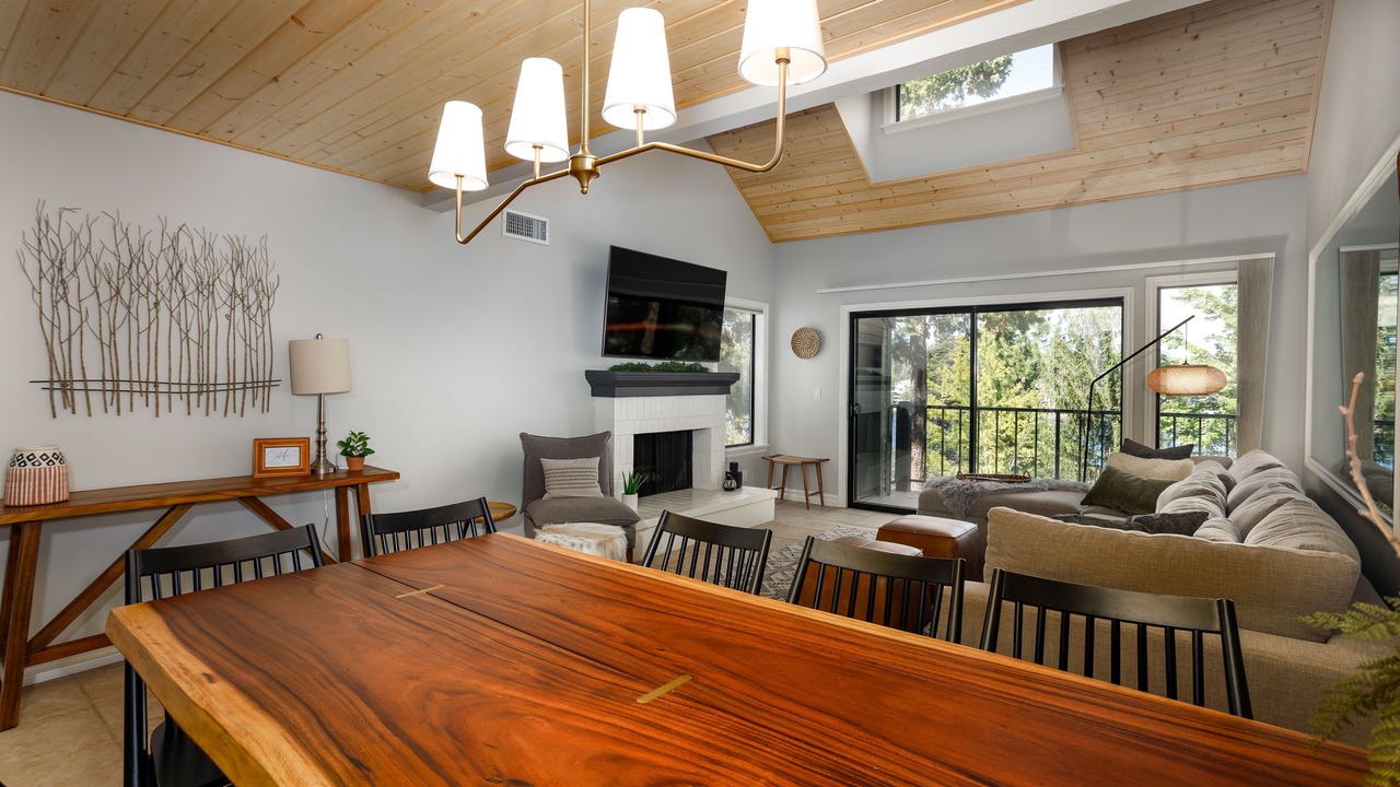Photo of Livingroom in Lake Arrowhead