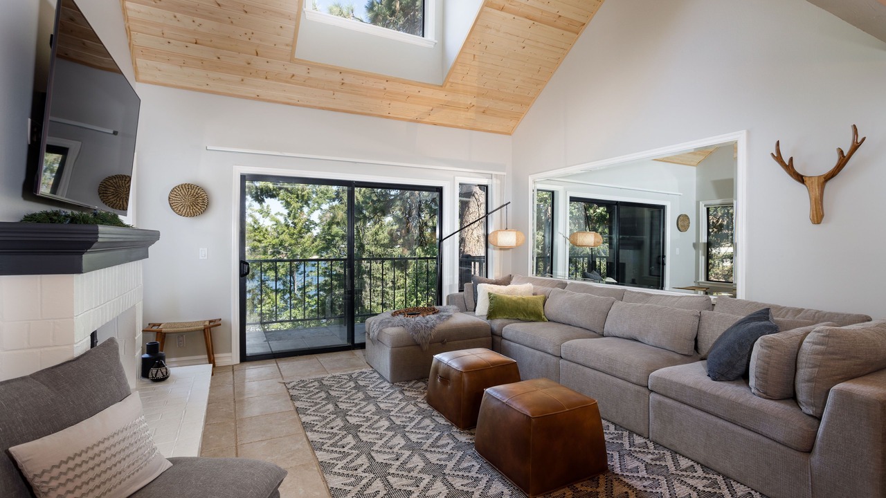 Photo of Livingroom in Lake Arrowhead