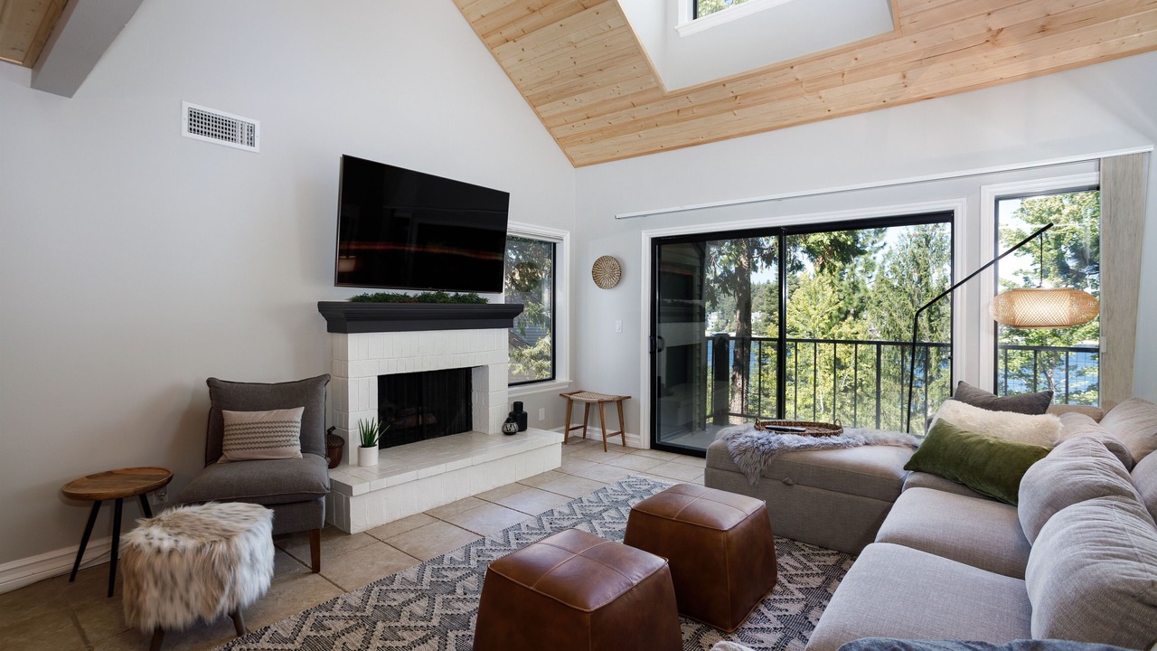 Photo of Livingroom in Lake Arrowhead