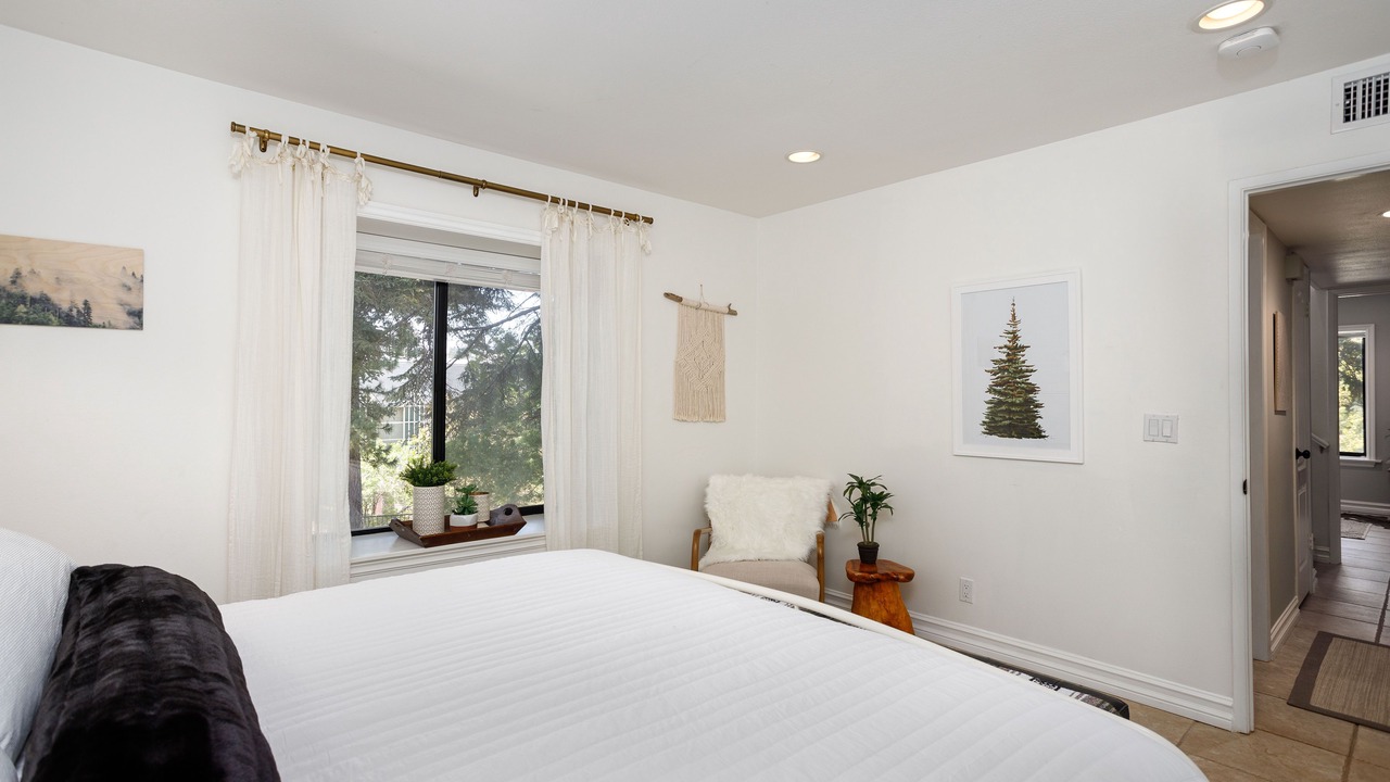 Photo of Bedroom in Lake Arrowhead