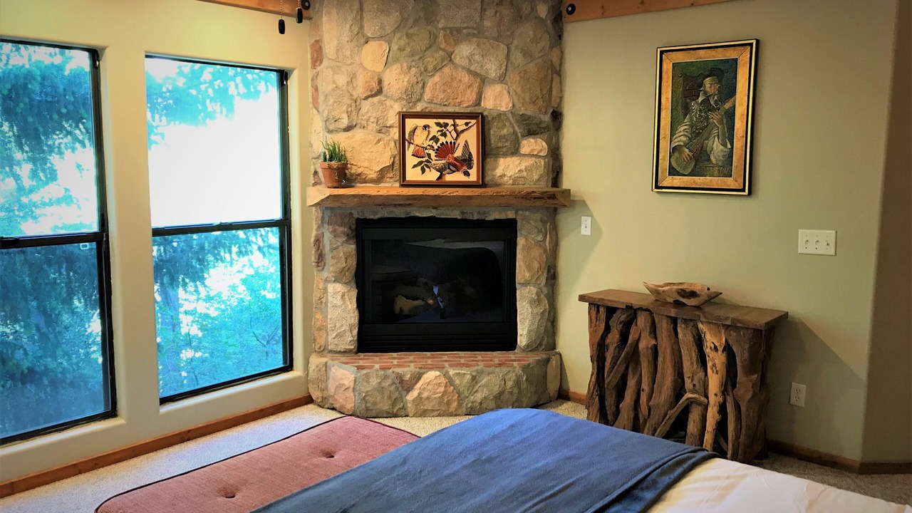 Photo of Bedroom in Twin Peaks