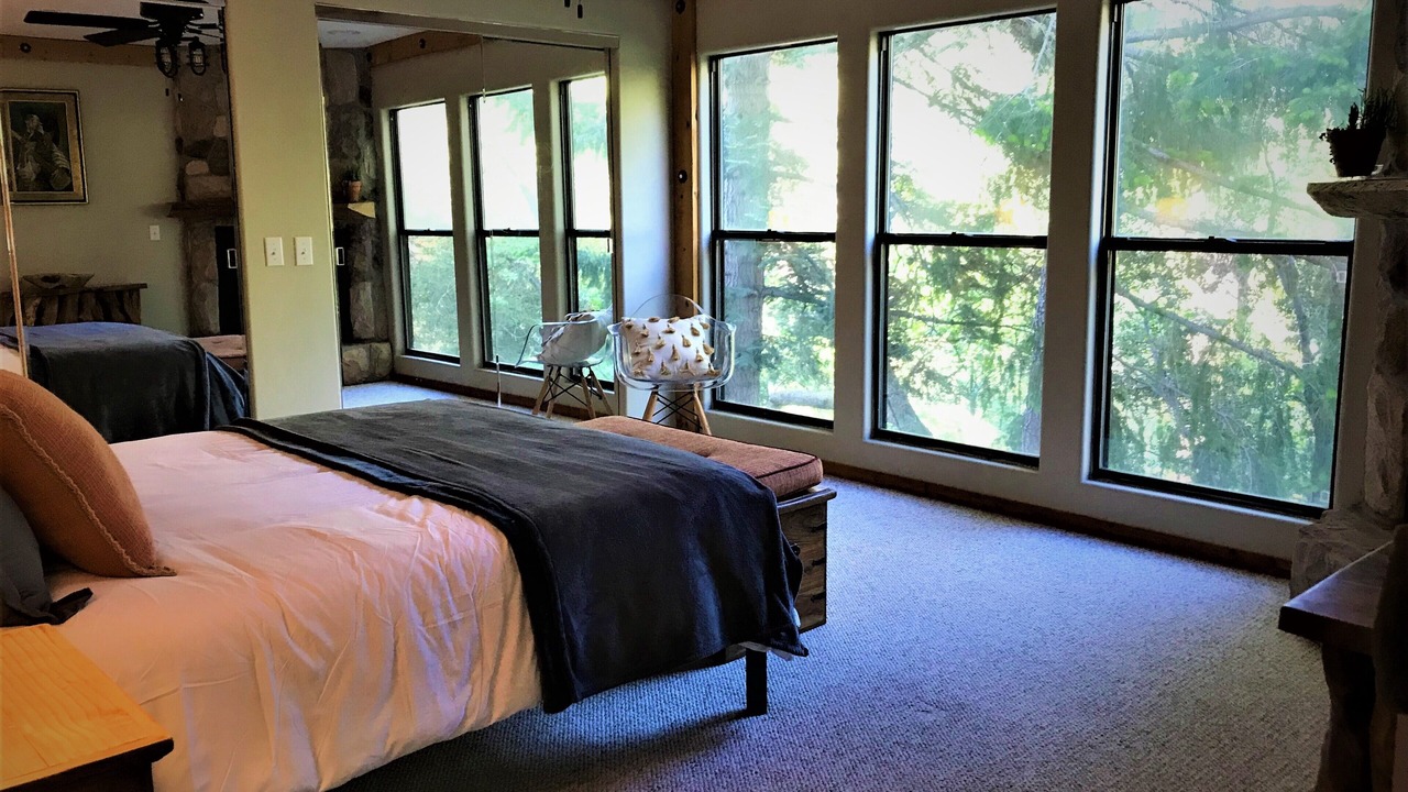 Photo of Bedroom in Twin Peaks