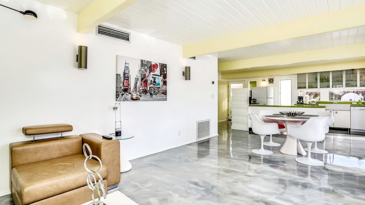 Photo of Livingroom in Racquet Club Estates