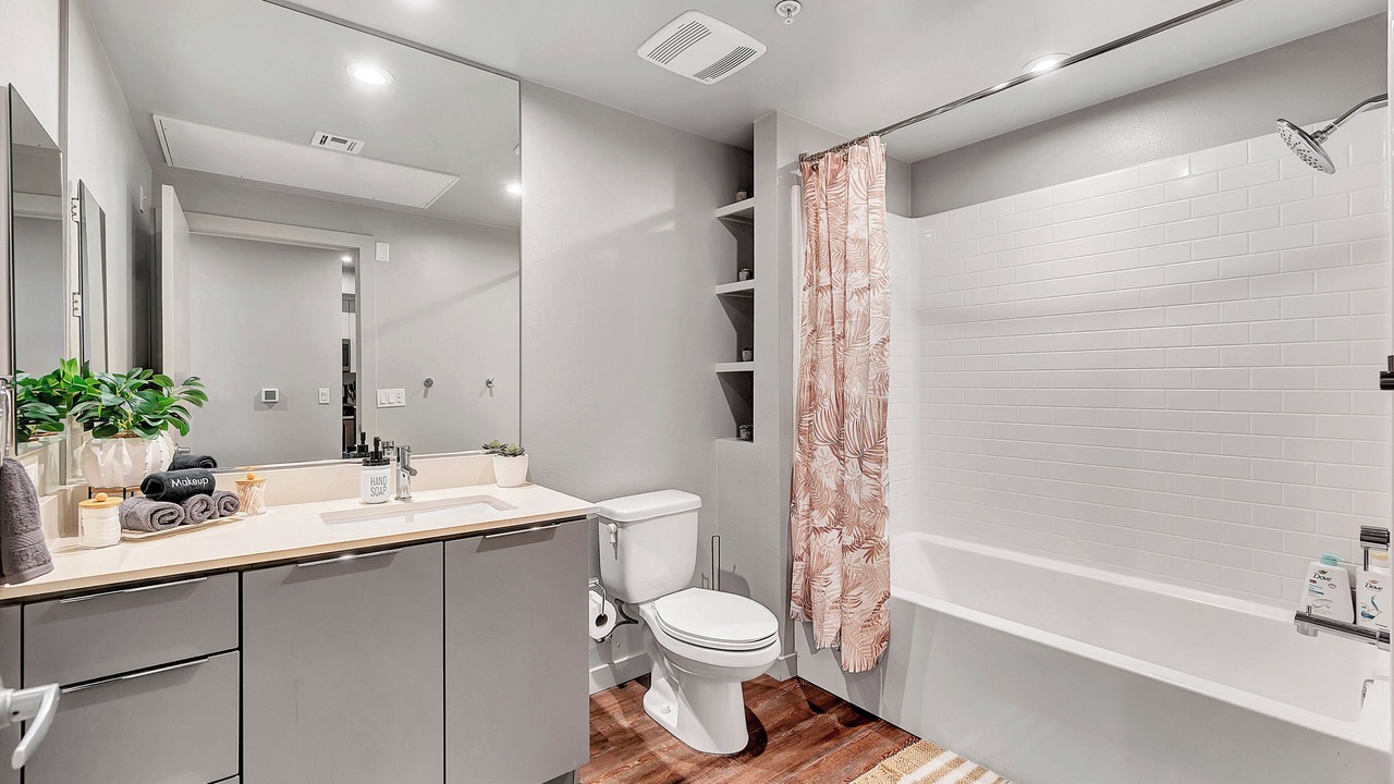 Photo of Bathroom in Platinum Triangle