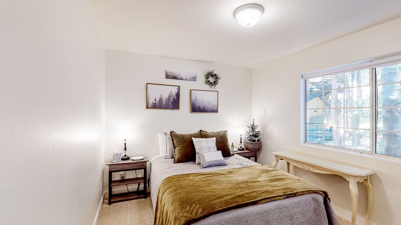 Photo of Bedroom in Crestline