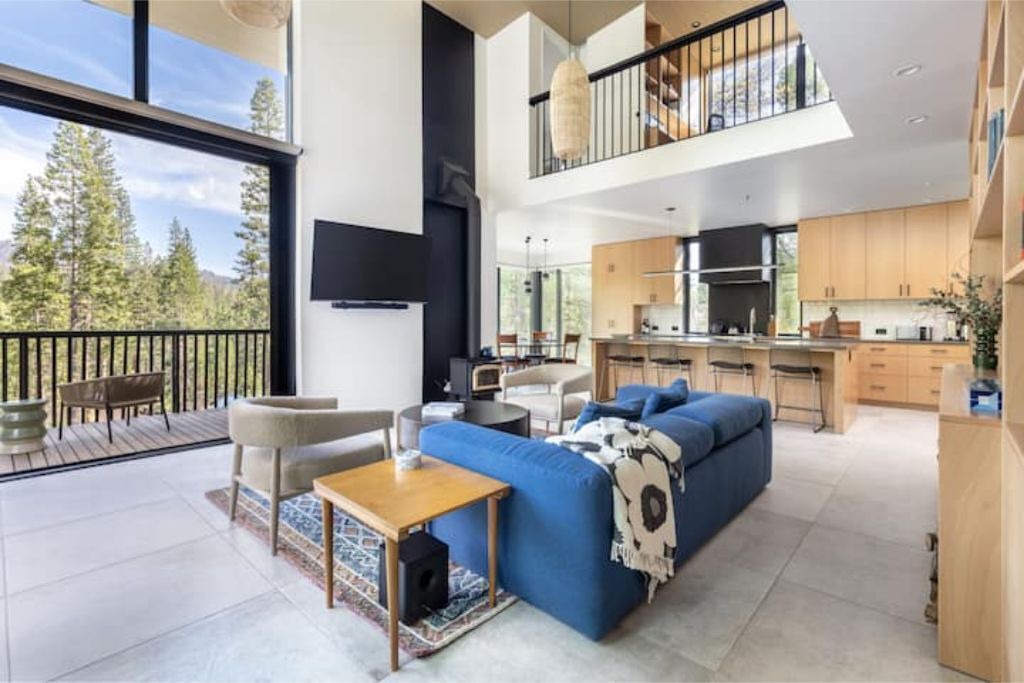 Photo of Livingroom in North Wawona
