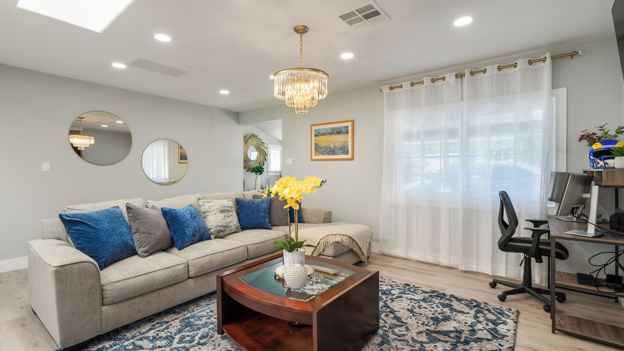 Photo of Livingroom in Del Aire