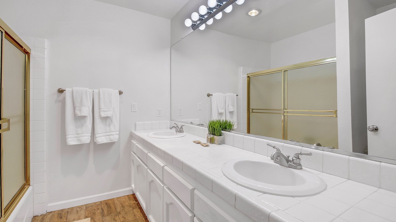 Photo of Bathroom in Twin Peaks