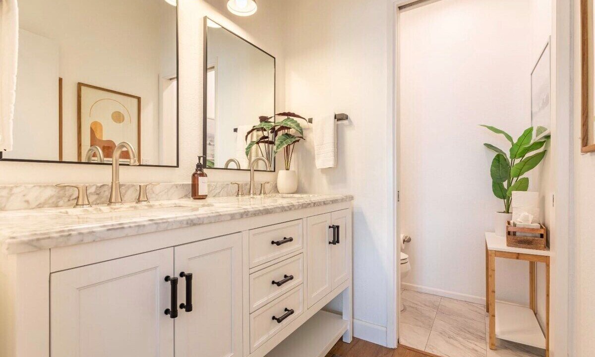 Photo of Bathroom in Gas Lamp Section