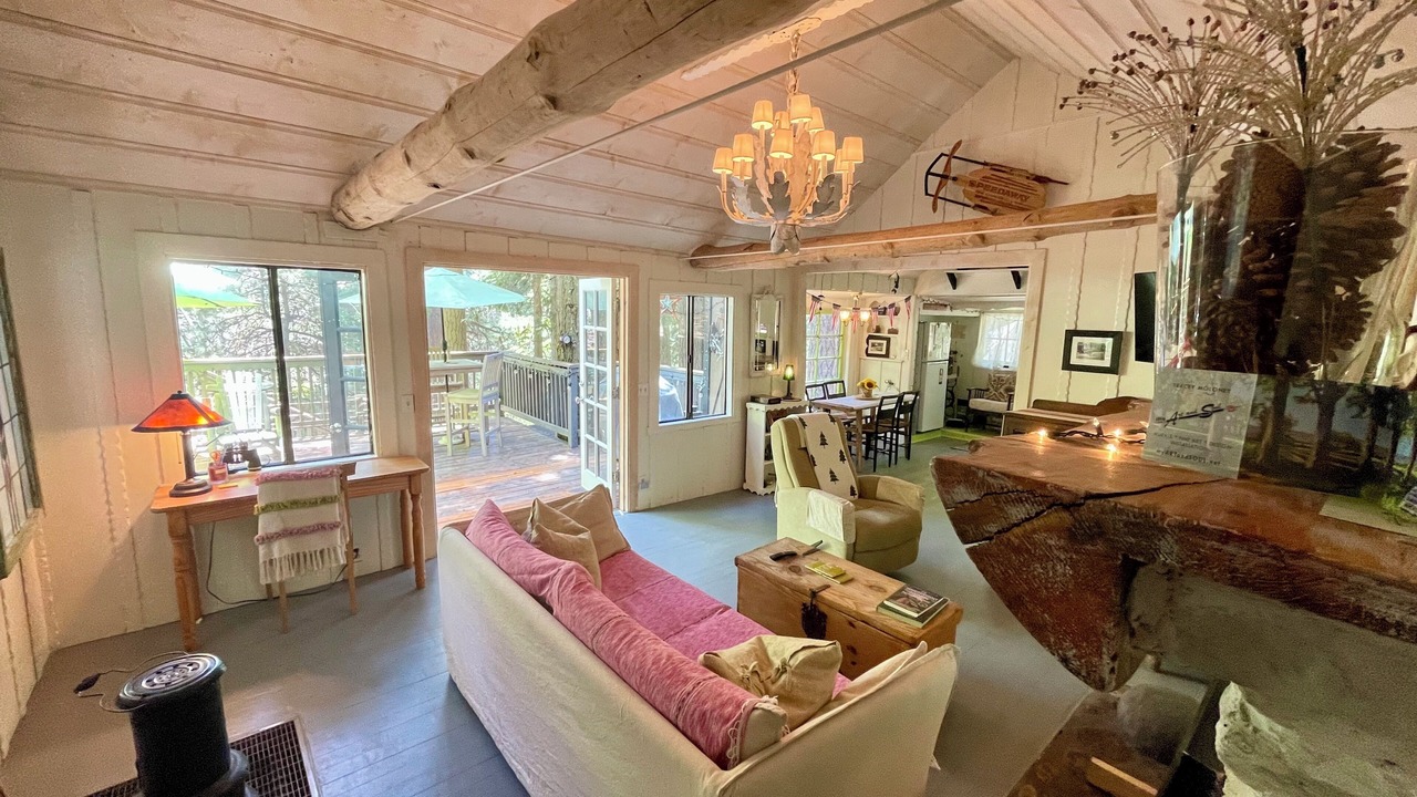 Photo of Livingroom in Blue Jay
